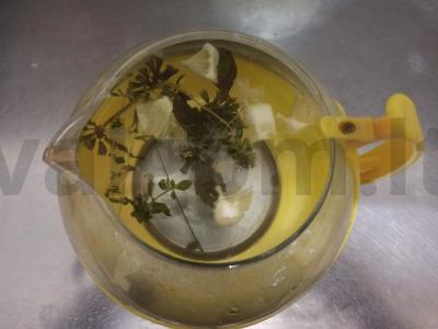 Gėrimas su čiobreliais, mėtomis ir citrina Žingsnis 4