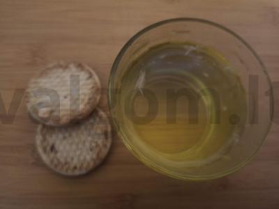 Gėrimas su čiobreliais, mėtomis ir citrina pagrindine nuotrauka