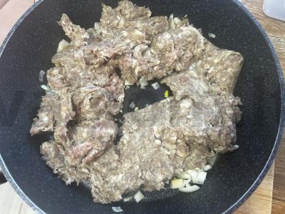 Bulvių apkepas su mėsa ir žaliais žirneliais Žingsnis 3