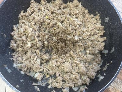 Bulvių apkepas su mėsa ir žaliais žirneliais Žingsnis 4