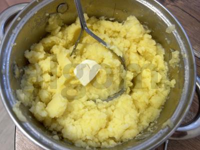 Bulvių apkepas su mėsa ir žaliais žirneliais Žingsnis 6