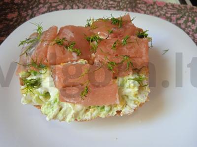 Tostai su varškės sūriu, avokadu ir silke pagrindine nuotrauka