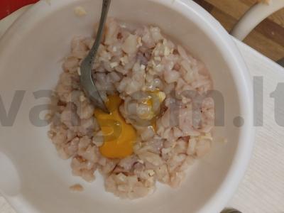 Smulkintos vištienos kotletai keptuvėje Žingsnis 2