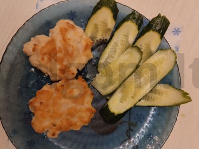 Smulkintos vištienos kotletai keptuvėje pagrindine nuotrauka