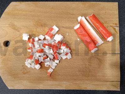 Salotas su krabų lazdelėmis ir kukurūzais vakarienei Žingsnis 1