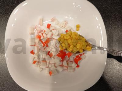 Salotas su krabų lazdelėmis ir kukurūzais vakarienei Žingsnis 2