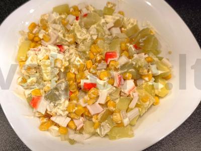 Salotas su krabų lazdelėmis ir kukurūzais vakarienei pagrindine nuotrauka