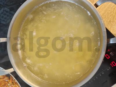 Vištienos sriuba su vermišeliais ant sultinio kubelio Žingsnis 3