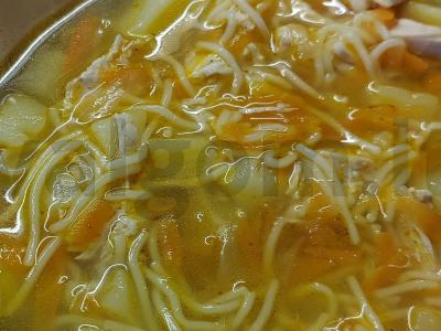 Vištienos sriuba su vermišeliais ant sultinio kubelio pagrindine nuotrauka