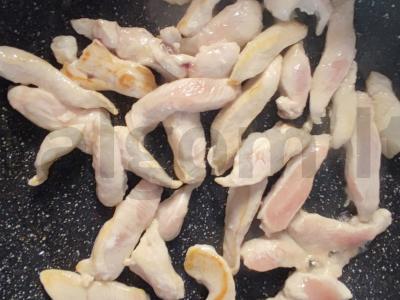 Funchosa su vištiena ir daržovėmis sojos padaže Žingsnis 3