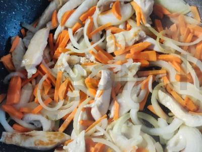 Funchosa su vištiena ir daržovėmis sojos padaže Žingsnis 4