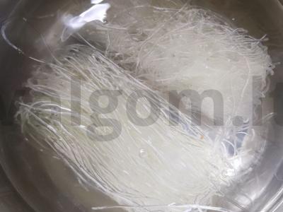 Funchosa su vištiena ir daržovėmis sojos padaže Žingsnis 5