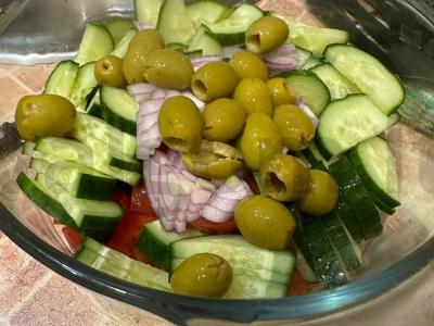 Dietinis salotas su alyvuogėmis ir alyvuogių aliejumi Žingsnis 4