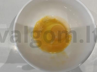 Kiaušinių ritinėlis su lydytu sūriu pusryčiams Žingsnis 1