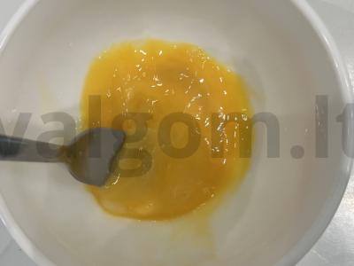 Kiaušinių ritinėlis su lydytu sūriu pusryčiams Žingsnis 2