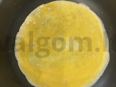 Kiaušinių ritinėlis su lydytu sūriu pusryčiams Žingsnis 4