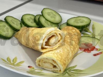 Kiaušinių ritinėlis su lydytu sūriu pusryčiams pagrindine nuotrauka