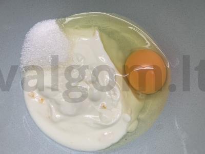 Blynai su jogurtu ir verdančiu vandeniu Žingsnis 1