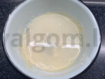 Blynai su jogurtu ir verdančiu vandeniu Žingsnis 3