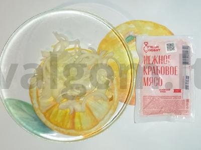 Salotos su Pekino kopūstu ir surimi Žingsnis 1