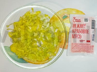 Salotos su Pekino kopūstu ir surimi Žingsnis 2