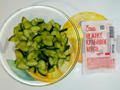 Salotos su Pekino kopūstu ir surimi Žingsnis 3