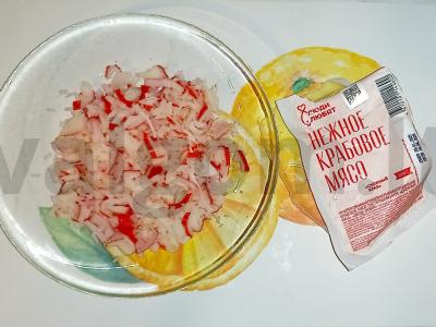 Salotos su Pekino kopūstu ir surimi Žingsnis 4