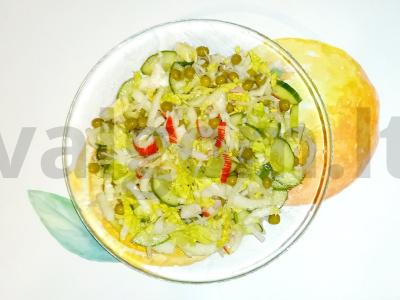 Salotos su Pekino kopūstu ir surimi pagrindine nuotrauka