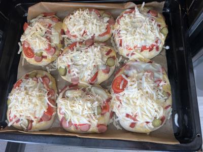 Mini picos „Asorti“ su dešra, dešrelėmis ir mocarela Žingsnis 7