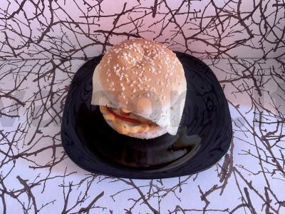 Kvapnus burgeris su tilziter sūriu pagrindine nuotrauka