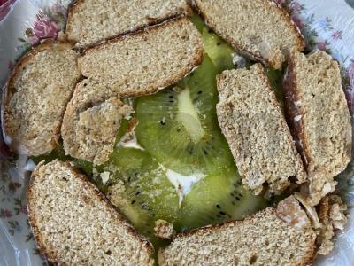 Imbierinis tortas su kiviu ir bananais be kepimo Žingsnis 8