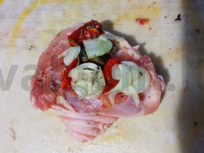 Keptas šlaunis su džiovintais pomidorais, kaparėliais ir svogūnais Žingsnis 1