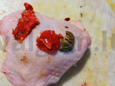 Keptas šlaunis su džiovintais pomidorais, kaparėliais ir svogūnais Žingsnis 2