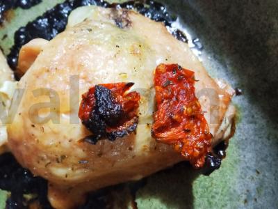 Keptas šlaunis su džiovintais pomidorais, kaparėliais ir svogūnais Žingsnis 3