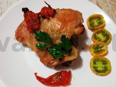 Keptas šlaunis su džiovintais pomidorais, kaparėliais ir svogūnais pagrindine nuotrauka