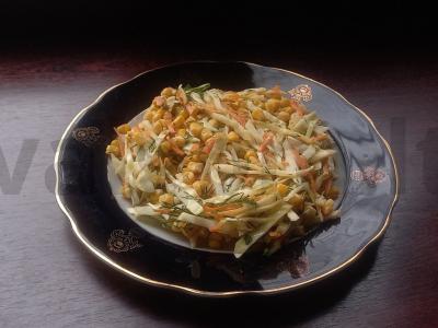 Aštrus salotas su kopūstais ir kukurūzais pagrindine nuotrauka