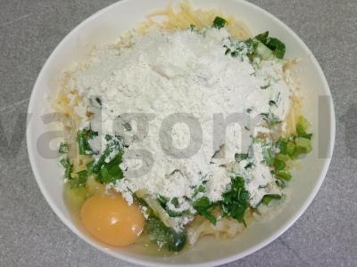 Bulviniai blynai su žaliu svogūnu Žingsnis 4