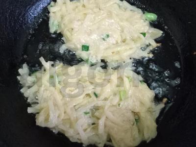 Bulviniai blynai su žaliu svogūnu Žingsnis 7