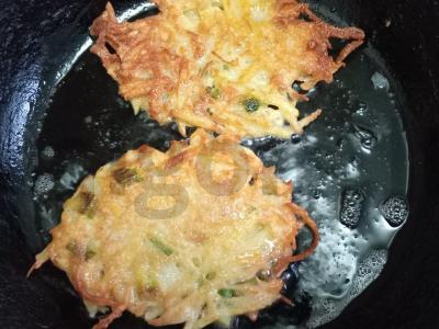 Bulviniai blynai su žaliu svogūnu Žingsnis 8