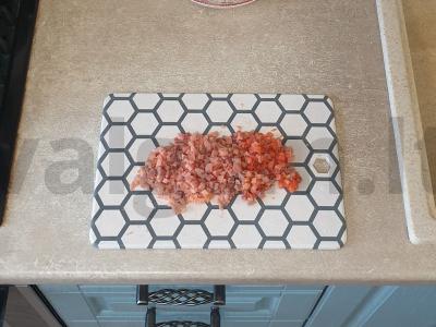 Smulkintos lašišos kotletai su svogūnais Žingsnis 1