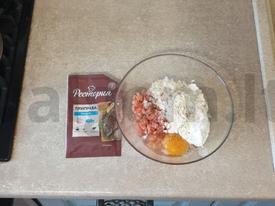 Smulkintos lašišos kotletai su svogūnais Žingsnis 4