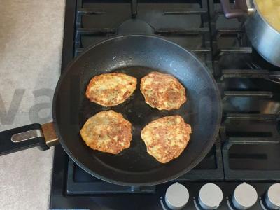 Smulkintos lašišos kotletai su svogūnais Žingsnis 5