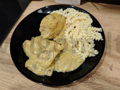 Vištiena su grietinėlės-grybų padažu pagrindine nuotrauka