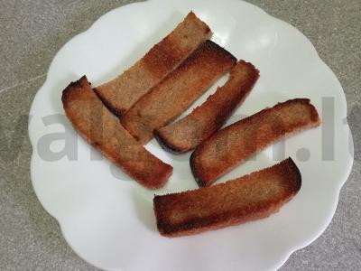 Ruginiai skrebučiai su česnaku, sūriu ir krapais Žingsnis 4