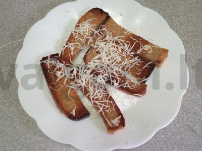 Ruginiai skrebučiai su česnaku, sūriu ir krapais Žingsnis 6