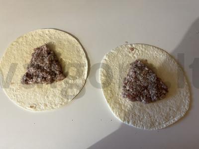 Sultingi trikampiai iš paruoštų paplotėlių su faršu Žingsnis 3