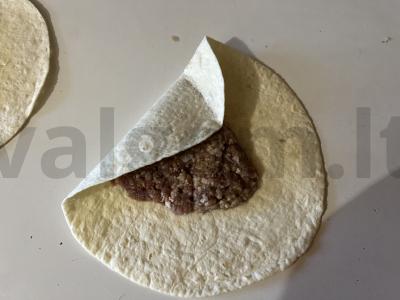 Sultingi trikampiai iš paruoštų paplotėlių su faršu Žingsnis 4