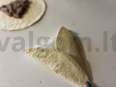 Sultingi trikampiai iš paruoštų paplotėlių su faršu Žingsnis 5