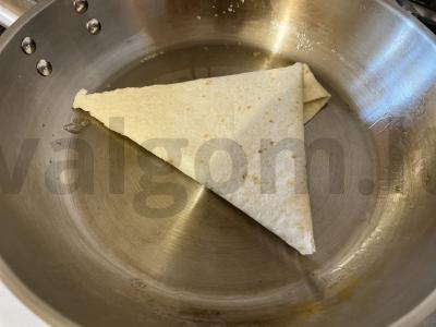 Sultingi trikampiai iš paruoštų paplotėlių su faršu Žingsnis 7