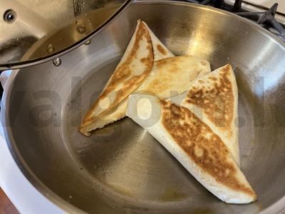 Sultingi trikampiai iš paruoštų paplotėlių su faršu Žingsnis 10